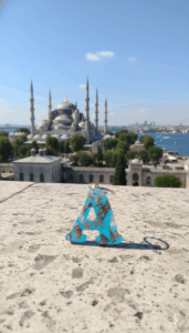 denizin dinginliğini cebinizde taşıyın. bu seri, açık mavi pigmentle renklendirilmiş uv dirençli epoksi içinde gerçek minyatür deniz kabukları ve ince sahil kumu kullanılarak tek tek elde üretilir. her harf dökümden önce kompozisyon olarak hazırlanır; kabarcık kontrolü yapılarak dökülür, kürünü tamamladıktan sonra ıslak zımpara → parlatma aşamalarından geçer. sonuç; cam berraklığında, pürüzsüz ve sağlam bir sahil temalı anahtarlık. benzersizlik bildirimi • fotoğraflar örnek kompozisyonlardır; kabuk türü, dizilimi ve kum dokusu doğası gereği her parçada kısmen farklıdır. • gönderilecek ürün, renk tonu ve tema olarak aynı olmakla birlikte tektir; seri üretim değildir. • her parça paketleme öncesi optik berraklık, yüzey kalitesi ve halka/klips sağlamlığı açısından kalite kontrolden geçirilir. malzeme & işçilik • reçine: sararmaya karşı güçlendirilmiş iki bileşenli epoksi, açık mavi (lagün) pigment. • İçerik: gerçek deniz kabukları (çeşitli minyatür türler) + ince taneli kum. • metal aksam: nikel renkli halka ve zincir. • boyut (yaklaşık): harfe göre 4–5 cm yükseklik; halka ile toplam uzunluk 9–11 cm. • ağırlık: 12–20 g (harf ve kompozisyona göre değişir). kullanım & bakım • kimyasal deterjan ve alkol bazlı temizleyiciden uzak tutun; gerektiğinde yumuşak, kuru bezle silin. • epoksi cam benzeri serttir; aşırı darbe ve yüksek ısıdan kaçınınız. • havuz/deniz sonrası metal aksamın ömrü için kurulayınız. paketleme • her ürün, çizilmeyi önleyen iç kılıf + darbe emici ped ile hediyelik kutu içinde gönderilir. satış notu • mevcut stoktaki harfler satışta aktiftir; listede görünmeyen harfler stokta yoktur. • Özel istek/kişiselleştirme bu seri için yapılmamaktadır.