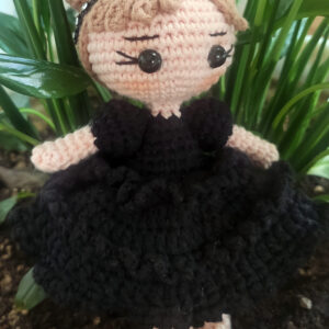 siyah elbiseli amigurumi bebek